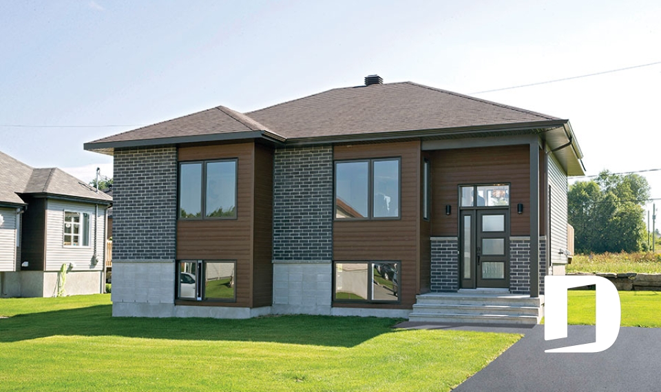 Vue avant - MODÈLE DE BASE - Plan de bungalow de type split-level contemporain, 2 chambres, aire ouverte, sous-sol aménageable,  - Hautbois 3